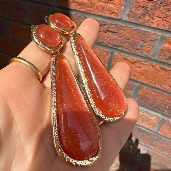 Selena Gomez Gold Champagne Resin Earrings - Picture 5 of 7